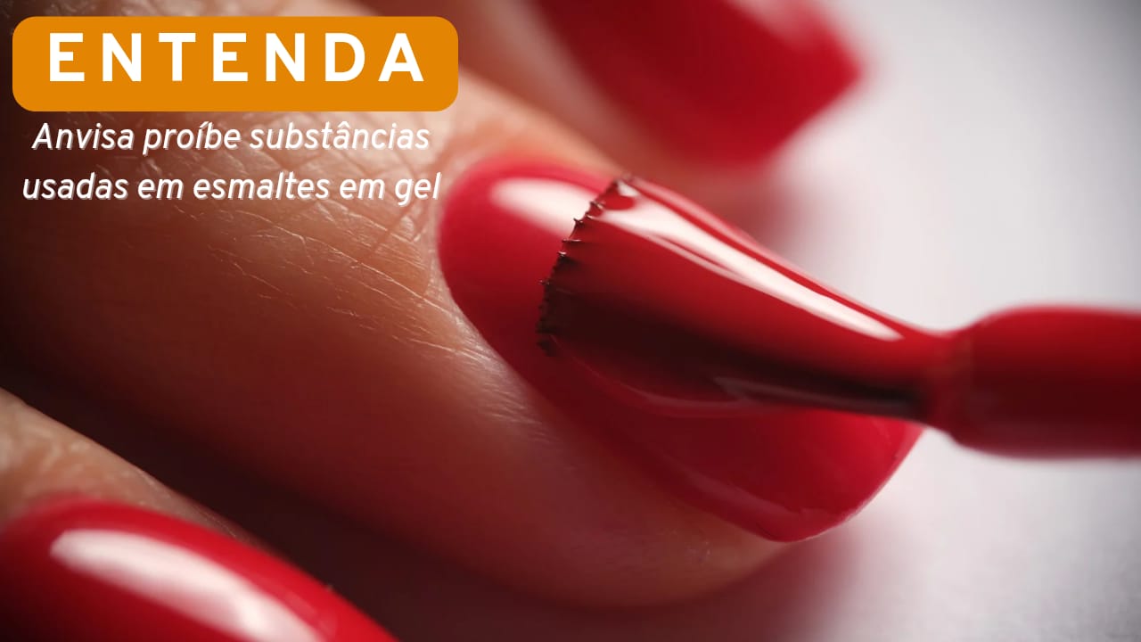 Unha vermelha sendo pintada com esmalte em gel seguro e regulamentado pela Anvisa