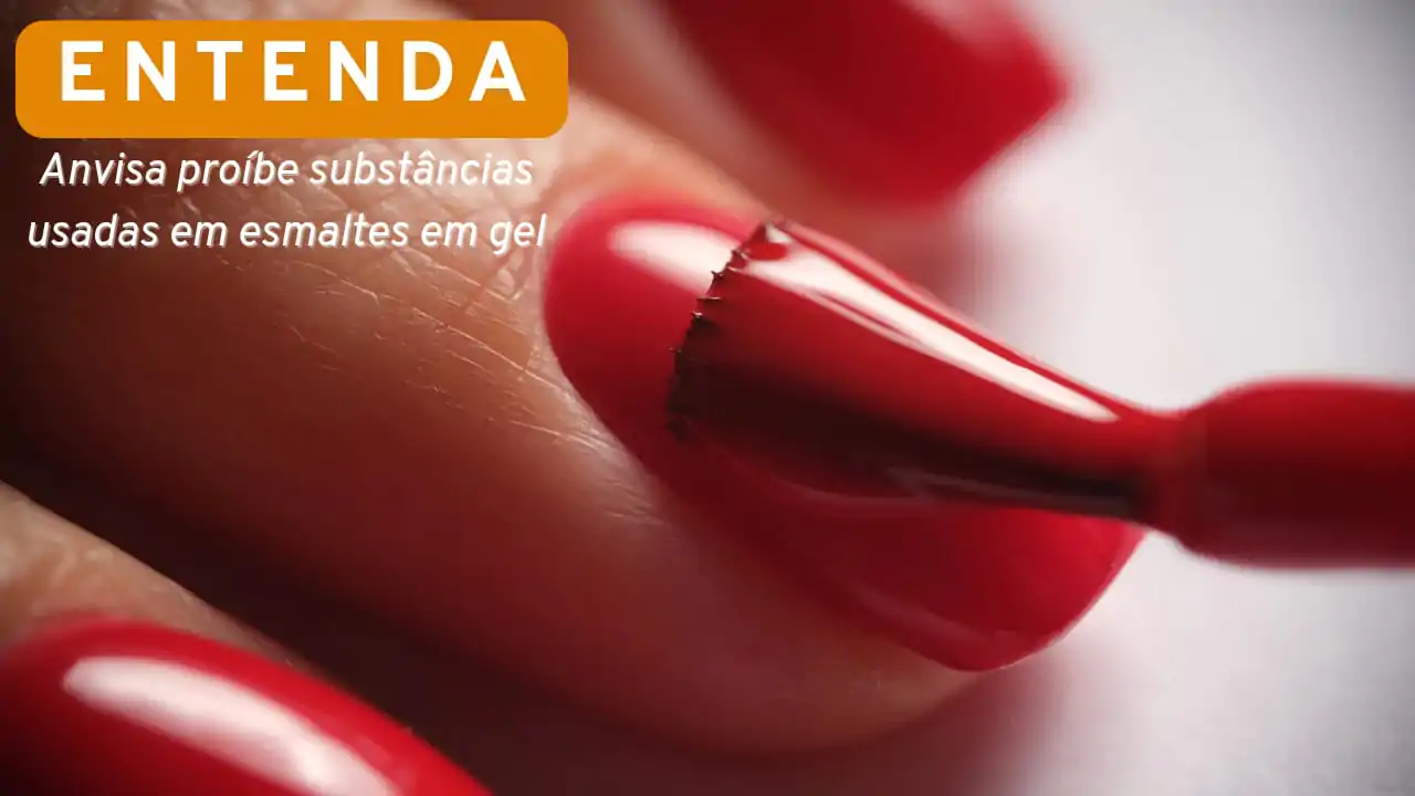 Unha vermelha sendo pintada com esmalte em gel seguro e regulamentado pela Anvisa